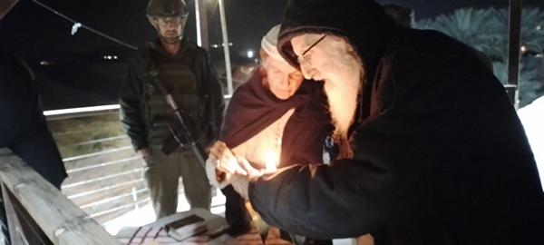 הדלקת נר רביעי של חנוכה בבית הכנסת שלום על ישראל ב-יריחו