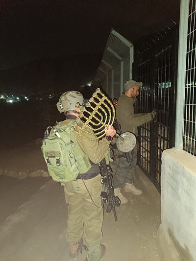 חיילים מביאים חנוכיה לבית הכנסת נערן ביריחו