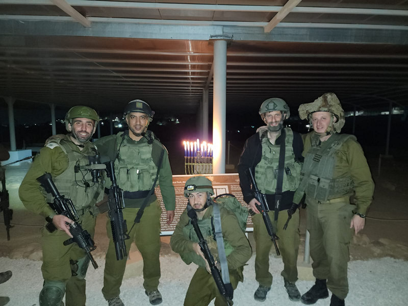 חיילים מדליקים את נר השמיני של חנוכה בבית הכנסת נערן ביריחו