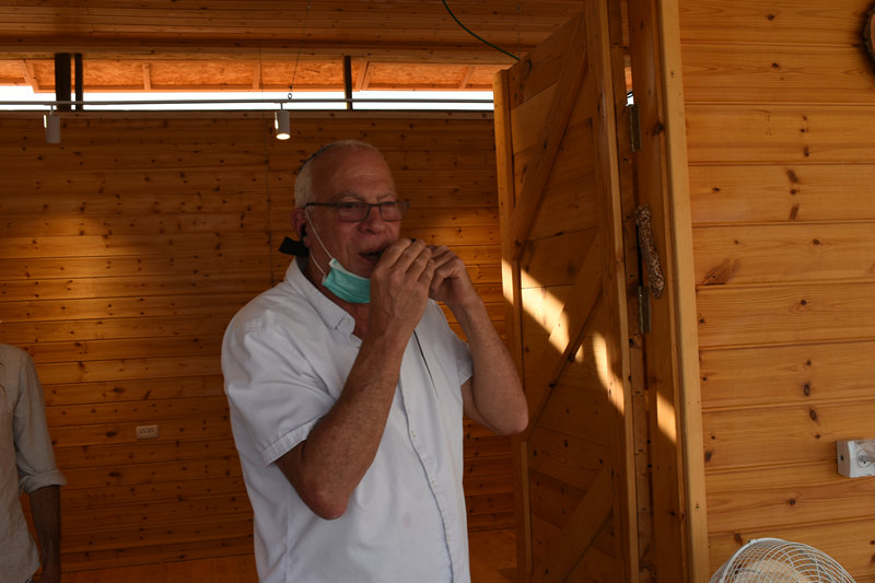 קביעת מזוזה במרכז המבקרים החדש של בית חגלה על פני יריחו