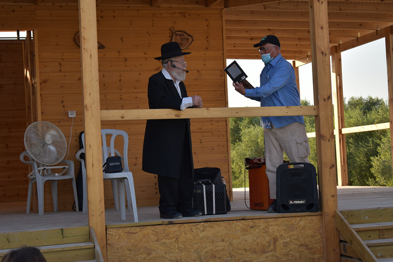 הרב חגי בן ארצי מעניק את סיפרו  מגילת המרד והחורבן לרב דב ליאור לרגל 19 שנה לבית חגלה על פני יריחו