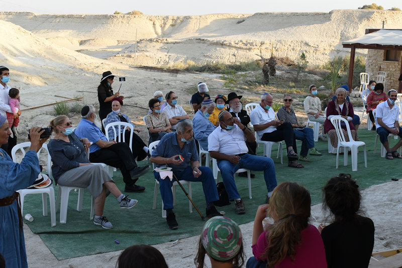הקהל שומע את שיעורו של הרב חגי בן-ארצי לרגל 19 שנה לבית חגלה על פני יריחוה