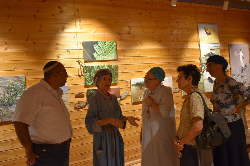 ארנה קובוס מקבלת את פני האורחים במרכז המבקרים בערבות יריחו