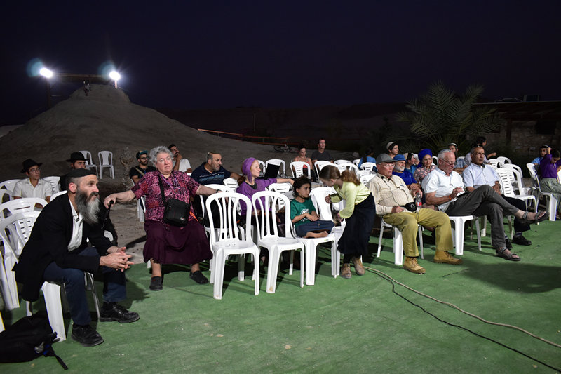 הציבור, בחוץ למרכז המבקרים