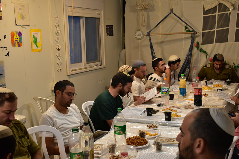 ליל הושענא רבה בסוכה של אחד מתושבי בית חגלה על פני יריחו