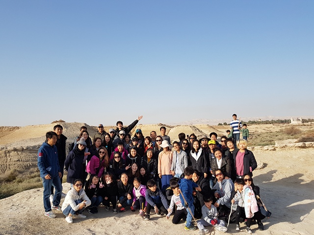 קבוצת המתנדבים קוריאנים בבית חגלה על פני יריח