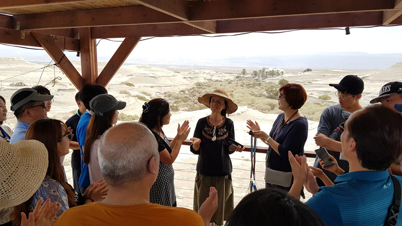 מתנדבים קוריאנים בבית חגלה בחול המועד סוכות