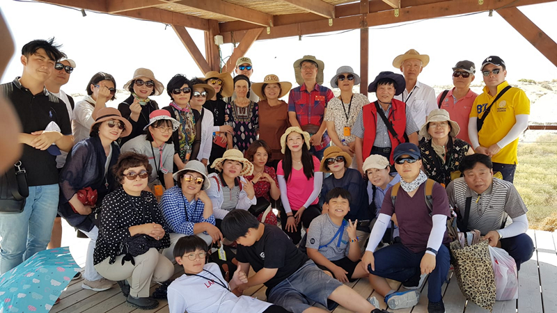 מתנדבים קוריאנים בבית חגלה בחול המועד סוכות