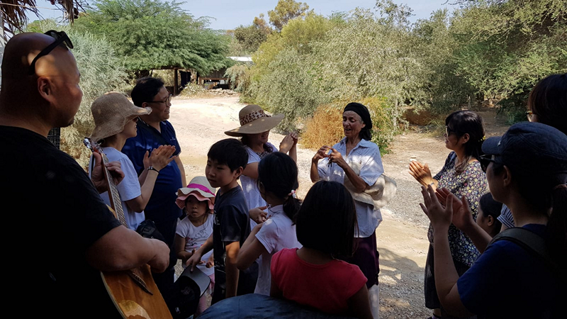 מתנדבים קוריאנים בבית חגלה בחול המועד סוכות