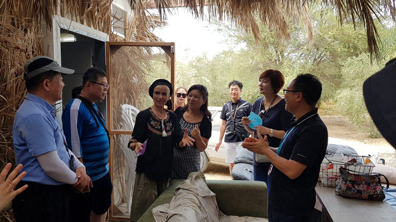 מתנדבים קוריאנים בבית חגלה בחול המועד סוכות