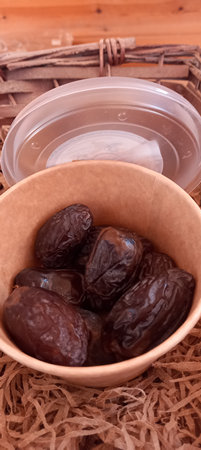 תמרים אורגניים מבית חגלה על פני יריחו