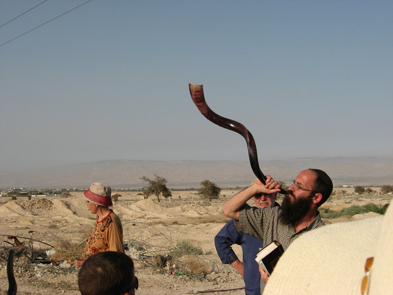 הרב יוסי פלאי תוקע בשופר בכניסה הדרומית של העיר יריחו