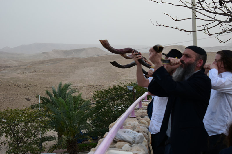 תקיעת שופרות מול הכניסה הדרומית של יריחו