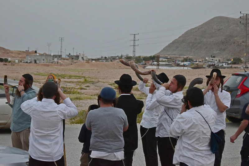 תקיעת שופרות מול הכניסה הצפון-מזרחית של יריחו