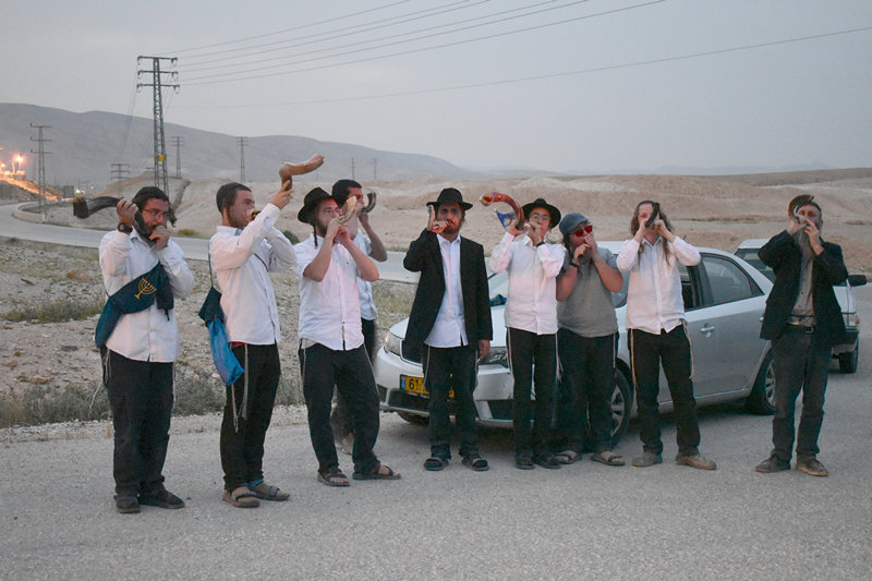 תקיעת שופרות מול הכניסה הצפון-מערבית של יריחו