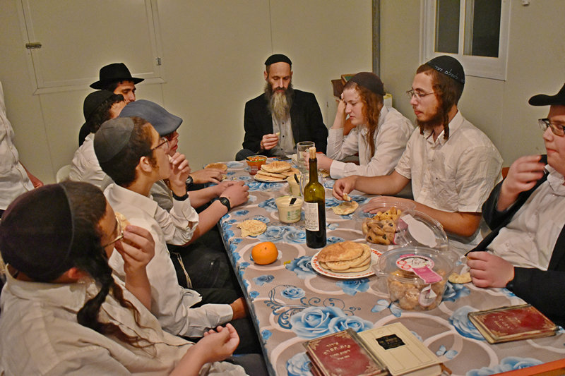 התוועדות חסידית עם תלמידי הכולל של יריחו הלומדים בבית חגלה