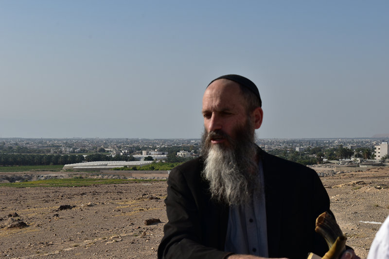 תקיעת שופרות מול הכניסה הצפון-מזרחית של יריחו