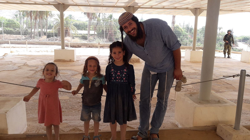 משפחות הגרות בבית חגלה מבקרות בית הכנסת נערן