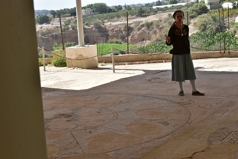 ההדרכה של ארנה קובוס בבית הכנסת נערן ביריחו