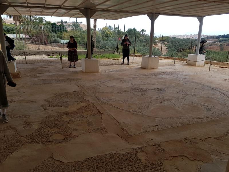 סיור חנוכה בבית הכנסת נערן ביריחו