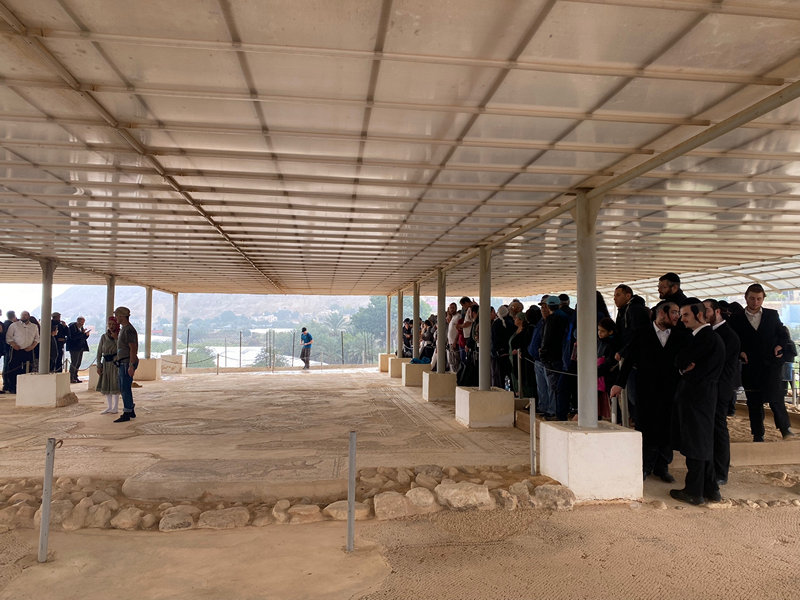 סביב הפסיפס של בית הכנסת נערן ביריחו