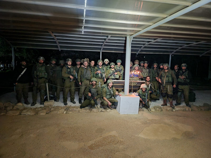 חיילים מדליקים את נר השמיני של חנוכה בבית הכנסת נערן ביריחו