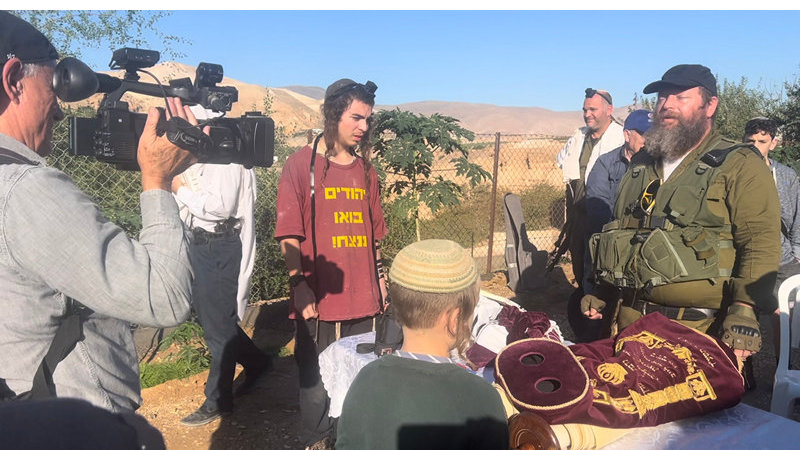 קריאת התורה ב-זאת חנוכה בבית הכנסת העתיק נערן ביריחו