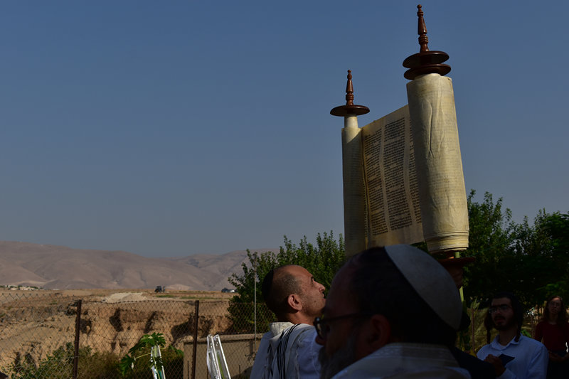 הגבהת התורה בבית הכנסת נערן ביריחו