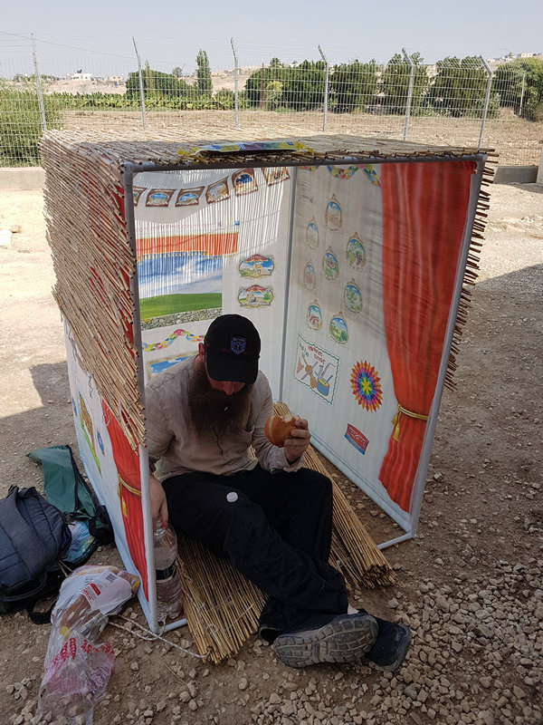 משפחות הגרות בבית חגלה מבקרות במעיין אלישע