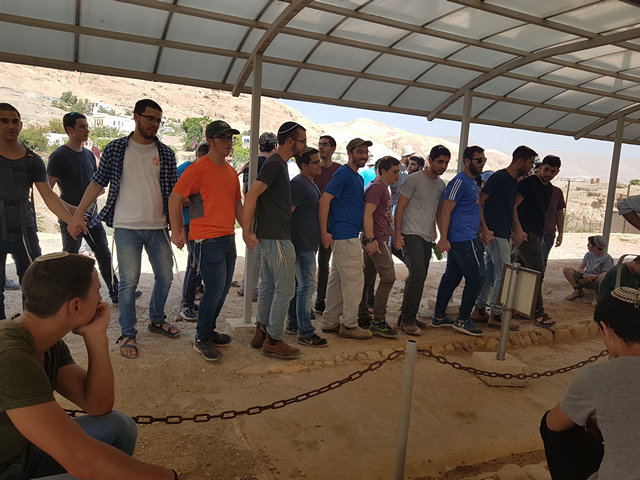 ישיבת הגולן מסיירים בבית הכנסת נערן ביריחו