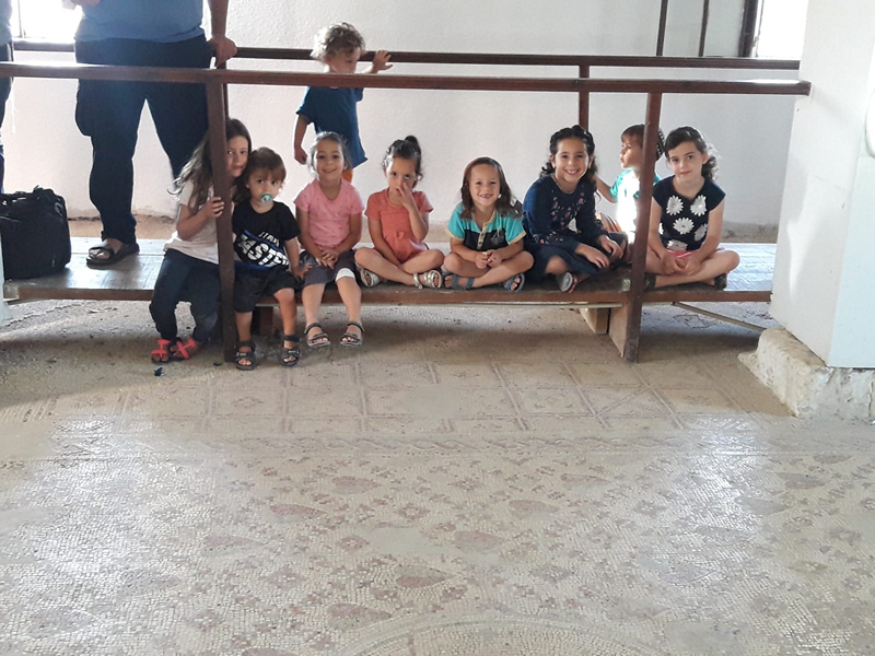 משפחות הגרות בבית חגלה מבקרות בבית הכנסת שלום על ישראל