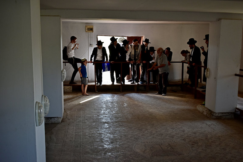 זאב ארליך מסביר את הפסיפס בבית הכנסת שלום על ישראל ביריחו