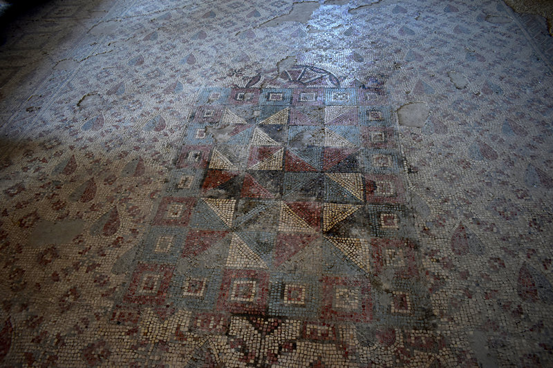 המעיל של כהן הגדול מוצג בפסיפס של בית הכנסת שלום על ישראל ביריחו