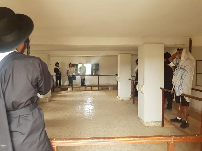 תפילת שחרית בבית הכנסת שלום על ישראל ביריחו