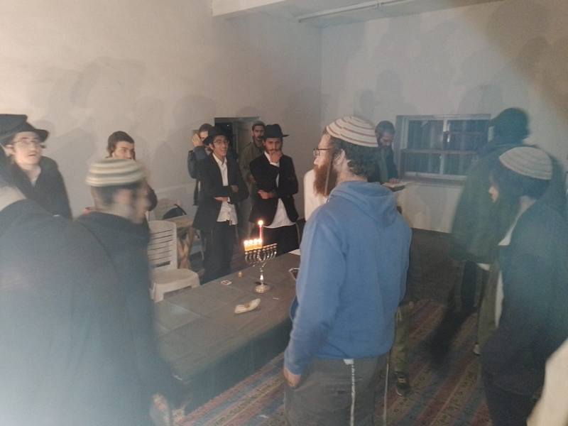 הדלקת נר רביעי של חנוכה בבית הכנסת שלום על ישראל ב-יריחו
