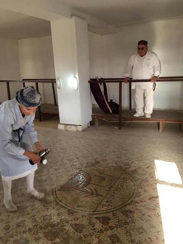 ארנה קובוס מרננת את הסמל המרכזי שבפסיפס ב-שלום על ישראל ביריחו