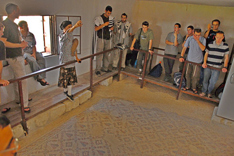 תלמידי ישיבת מעלה אדומים בבית הכנסת שלום על ישראל ביריחו