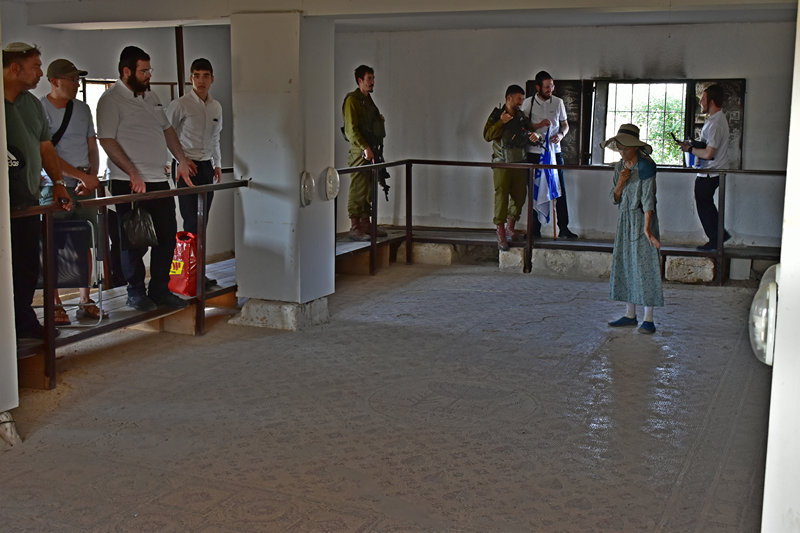 הדרכה על תולדות בית הכנסת שלום על ישראל ביריחו