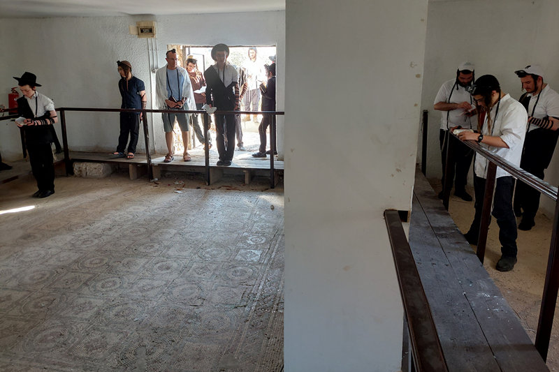 תפילת שחרית סביב הפסיפס של בית הכנסת שלום על ישראל ביריחו