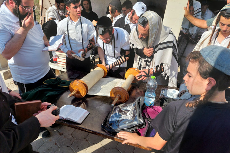 קריאת התורה בחצר בית הכנסת שלום על ישראל ביריחו