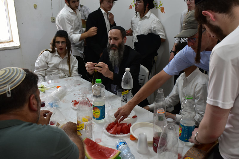 התוועדות חסידית בבית המדרש של בית הכנסת שלום על ישראל ביריחו