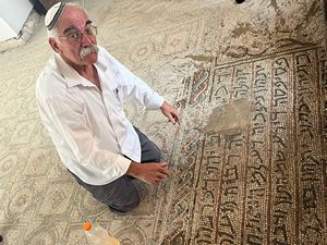 ניקוי הפסיפס של בית הכנסת שלום על ישראל ביריחו - זאב ז'אבו ארליך השם יקום דמו