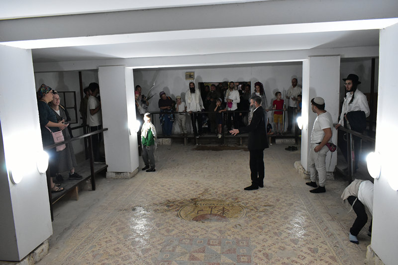 הדרכה על תולדות בית הכנסת לפני התפילה