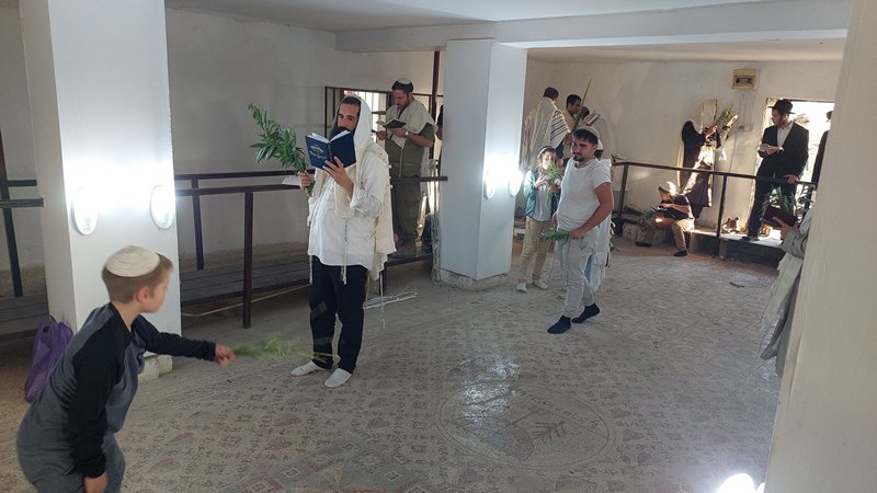 הקפות של הושענא רבה בבית הכנסת שלום על ישראל ביריחו