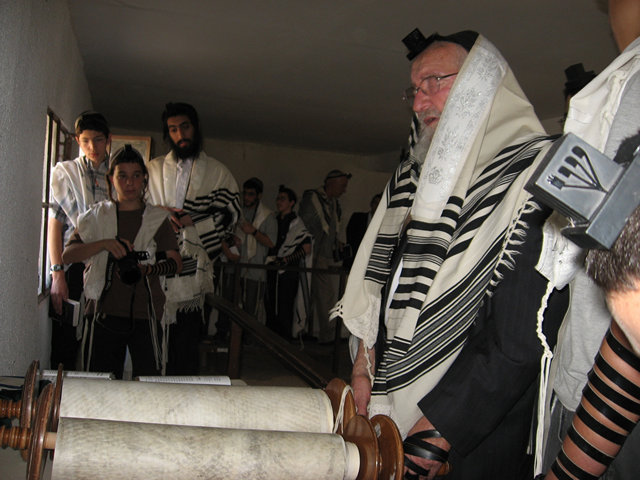 תפילת שחרית עם ספר תורה בבית הכנסת שלום על ישראל ביריחו