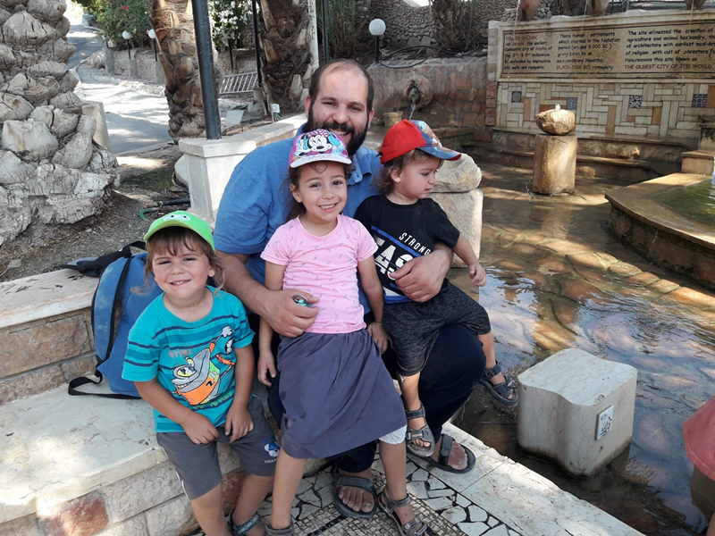 משפחות הגרות בבית חגלה מבקרות במעיין אלישע