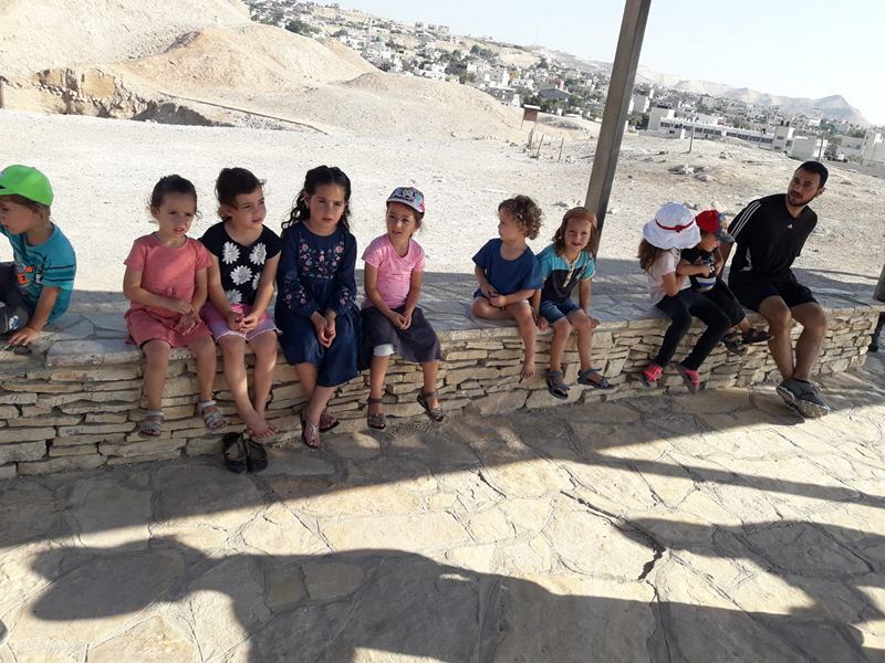 משפחות הגרות בבית חגלה מבקרות בתל יריחו