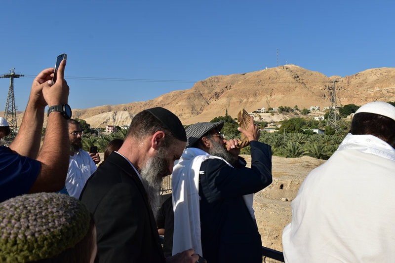 תוקעים בשופר על תל יריחו