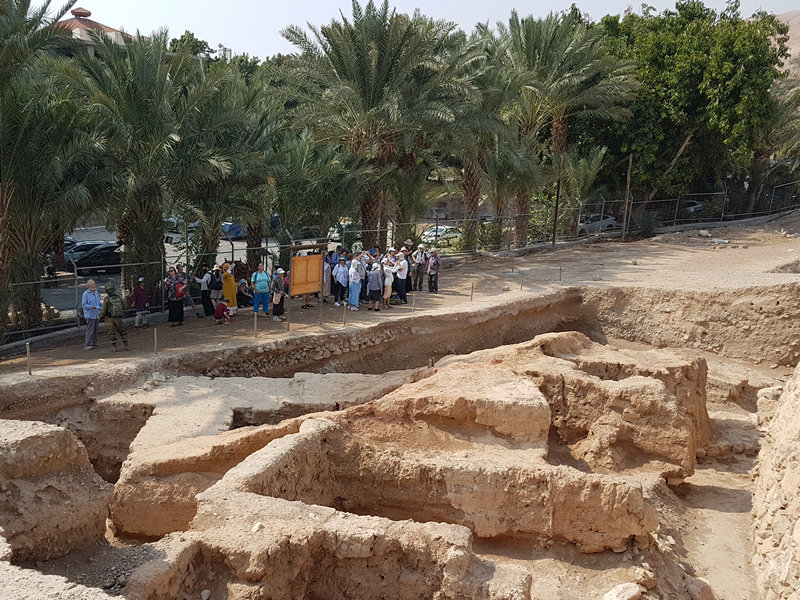 משפחות הגרות בבית חגלה מבקרות בבית הכנסת שלום על ישראל