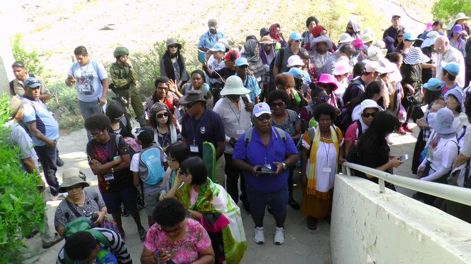 ביקור של אומות מאוחדות בשביל ישראל בבית הכנסת שלום על ישראל ביריחו